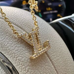 Louis Vuitton Collier LV Iconic Necklace Featuring Crystal gold-tone LV pendant